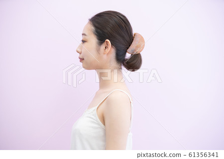 皮膚護理婦女(粉紅色背景) 皮膚護理婦女(粉紅色背景) 61356341