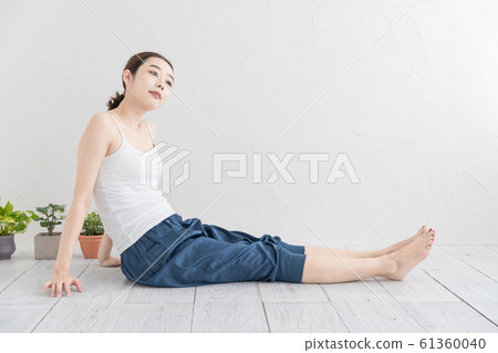Women who stretch and do gymnastics Women who stretch and do gymnastics 61360040