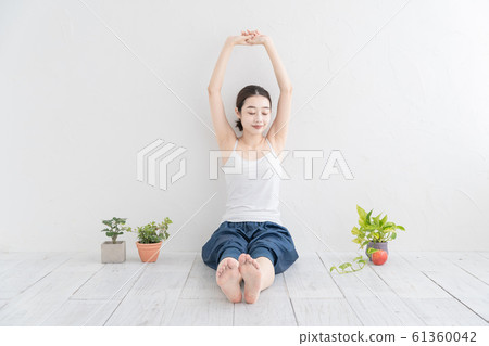 Women who stretch and do gymnastics 61360042