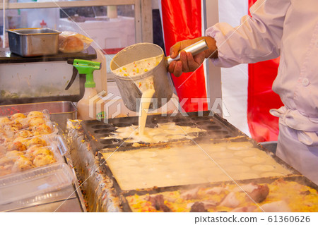 在章魚燒攤位烹飪章魚燒 61360626