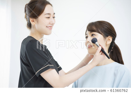 Makeup artist 61360762