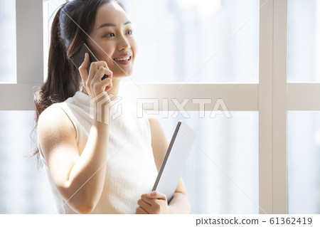 Business woman making a phone call 61362419