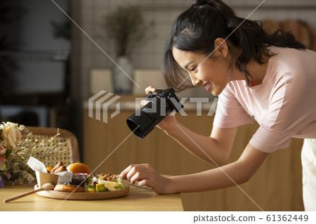 回家烹調盤子的婦女 回家烹調盤子的婦女 61362449