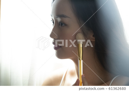 Women who make up makeup 61362680