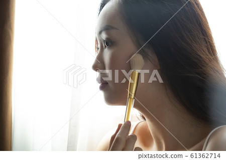 Women who make up makeup 61362714