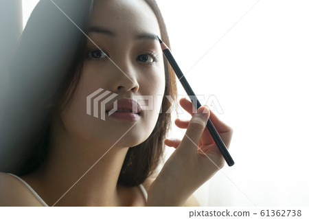 Women who make up makeup 61362738