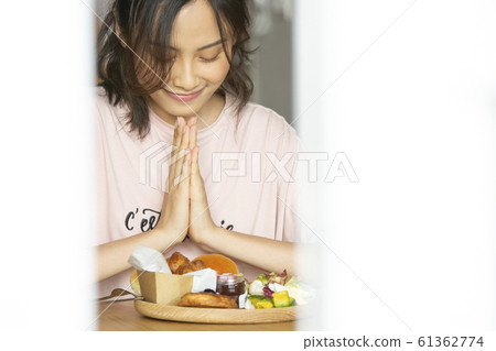 一個女人享受一頓飯 一個女人享受一頓飯 61362774