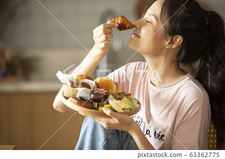 一個女人享受烹飪 一個女人享受烹飪 61362775