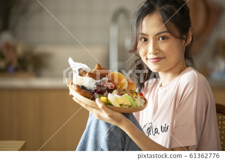 一個女人享受烹飪 一個女人享受烹飪 61362776