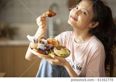 一個女人享受烹飪 一個女人享受烹飪 61362778