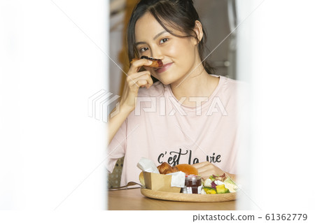 一個女人享受一頓飯 61362779