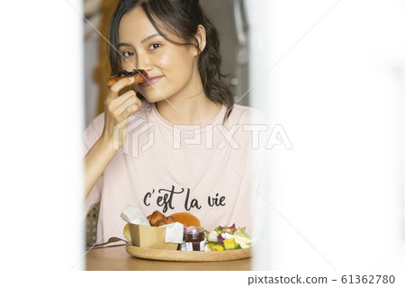 一個女人享受一頓飯 一個女人享受一頓飯 61362780