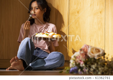 女人在她的房間吃 女人在她的房間吃 61362781
