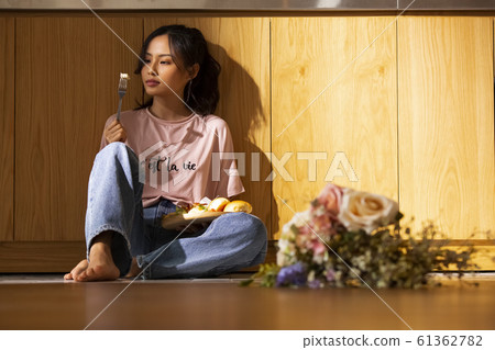 女人在她的房間吃 女人在她的房間吃 61362782