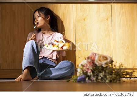 女人在她的房間吃 女人在她的房間吃 61362783