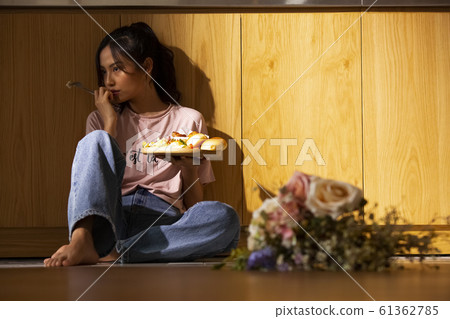女人在她的房間吃 61362785