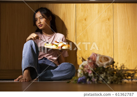 女人在她的房間吃 61362787