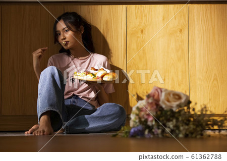 女人在她的房間吃 女人在她的房間吃 61362788