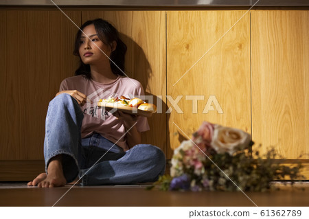 女人在她的房間吃 女人在她的房間吃 61362789