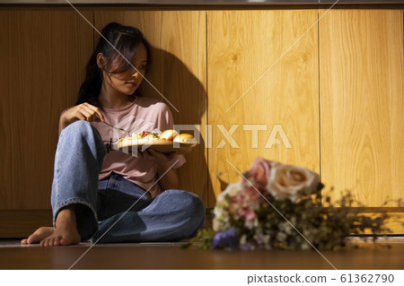 女人在她的房間吃 女人在她的房間吃 61362790