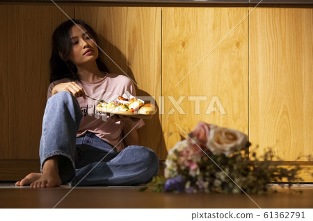 女人在她的房間吃 女人在她的房間吃 61362791