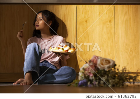 女人在她的房間吃 女人在她的房間吃 61362792