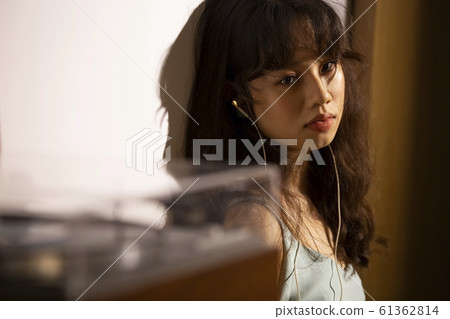 A woman dusk listening to music 61362814