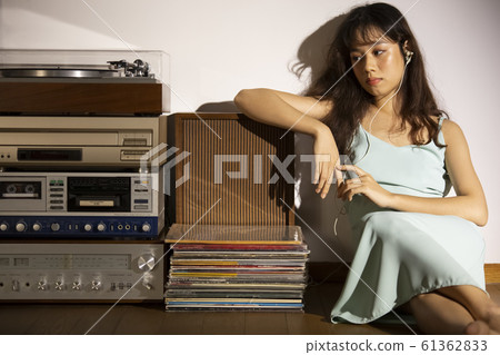 女人黃昏聽音樂 61362833