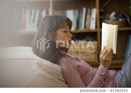 看書的女人 61362835