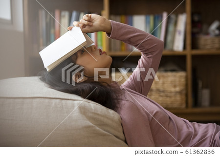 看書的女人 61362836