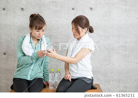 在健身房裡的女人 在健身房裡的女人 61365231