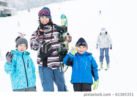 家庭享受滑雪 家庭享受滑雪 61365351