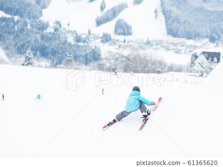 Elementary school students enjoying winter 61365620