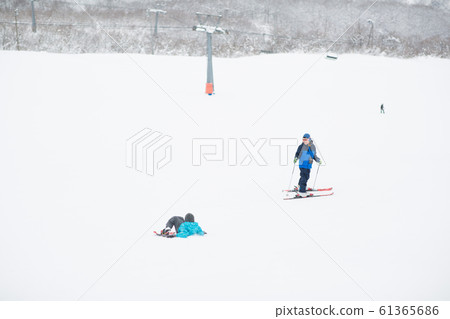 家庭享受滑雪 61365686