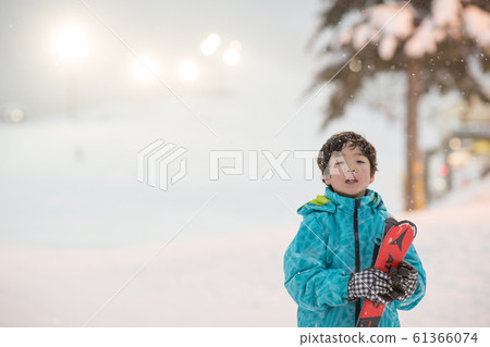 享受冬天的家庭 享受冬天的家庭 61366074