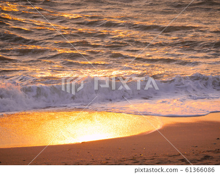 Fukudomari coast near the small red wall (sandy beach shining in the setting sun) Fukudomari coast near the small red wall (sandy beach shining in the setting sun) 61366086