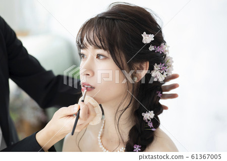 婦女業務工作頭髮化妝婚禮婚禮新娘房間新娘新娘準備準備 婦女業務工作頭髮化妝婚禮婚禮新娘房間新娘新娘準備準備 61367005