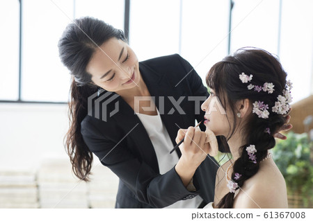 婦女業務工作頭髮化妝婚禮婚禮新娘房間新娘新娘準備準備 婦女業務工作頭髮化妝婚禮婚禮新娘房間新娘新娘準備準備 61367008