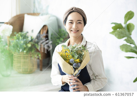 女性商務工作愛好花店插花手工製作 61367057