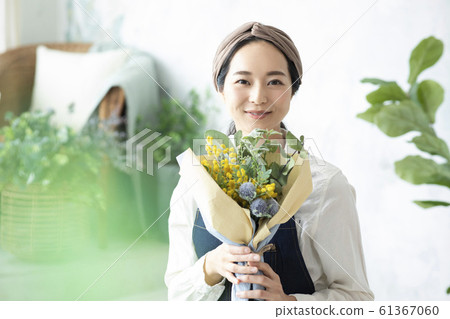 女性商務工作愛好花店插花手工製作 61367060