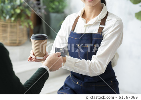Female clerk Drink Takeout Credit card payment 61367069
