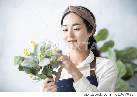 女性商務工作愛好花店插花手工製作 女性商務工作愛好花店插花手工製作 61367082