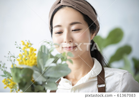 女性商務工作愛好花店插花手工製作 61367083