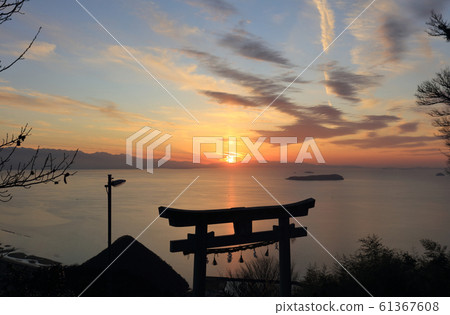 高aya神社高non町高aya町的“天上的鳥居”。太陽穿過橫跨內田的西條市和松山市附近落日 61367608