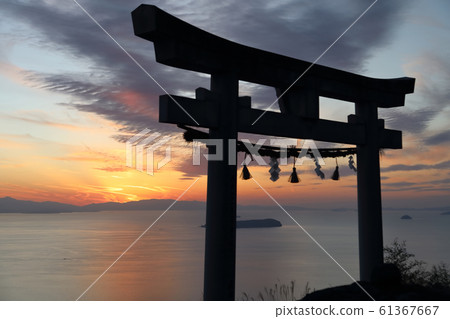 高aya神社高non町高aya町的“天上的鳥居”。太陽穿過橫跨內田的西條市和松山市附近落日 61367667