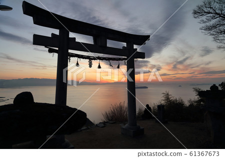 高aya神社高non町高aya町的“天上的鳥居”。太陽穿過橫跨內田的西條市和松山市附近落日 61367673