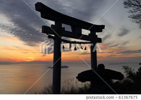 高aya神社高non町高aya町的“天上的鳥居”。太陽穿過橫跨內田的西條市和松山市附近落日 61367675