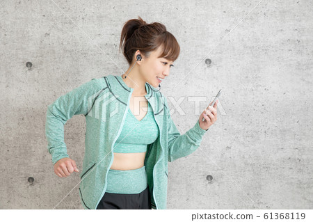 女人一邊聽音樂一邊鍛煉 女人一邊聽音樂一邊鍛煉 61368119