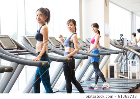 Women going to the gym 61368738