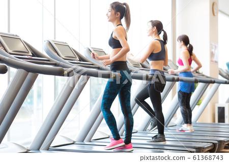 Women going to the gym 61368743